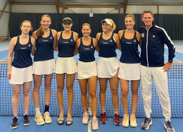 v.l.: Valeria Kruch, Chiara Heine, Lisann Brinkmann, Rieke Gillar, Franziska Heinemann, Emma Vanderheyden, Coach Björn Kerbein