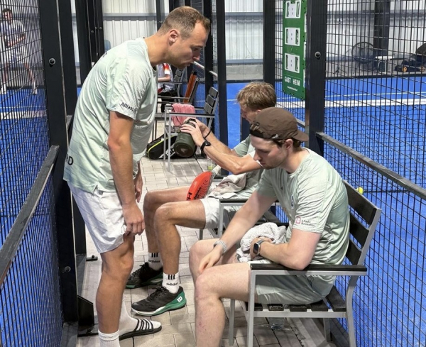 Lasse Muscheites (von links) coacht Jannis Jung und Pacal Lechtermann