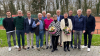 Berthold Strüve (rechts) und Jonas Müller (links) vom geschäftsführenden Vorstand rahmen die anwesenden Jubilare Jobst Kleineberg (ab 2. v. links), Rainer Rehder, Lothar Tappe, Birger Kremeyer, Hanfried Schröder, Marie-Luise Schröder, Gerd-Otto Knake, Karina Zaborowski, Tobias Dieme und Ulrich Dieme ein. Foto: Udo Knake
