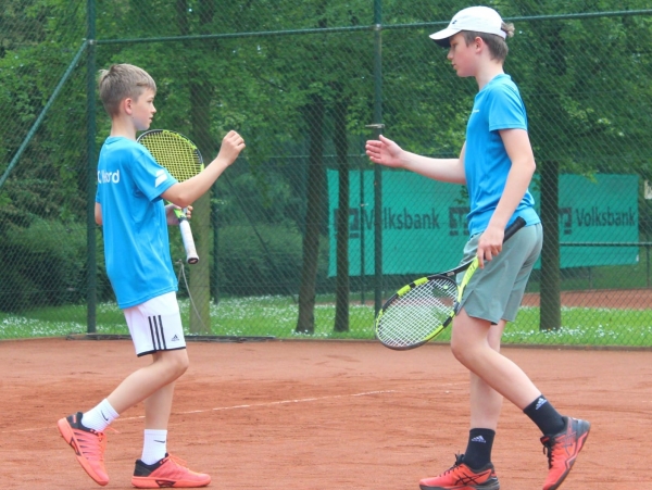 Mika Generotzky (links) und Magnus Schürmann gewannen das 2. Doppel der 1. Junioren U15 souverän